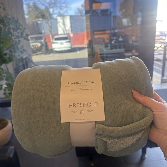 NWT Oversized Casual Chenille Throw with Faux Shearling Green - Threshold - Picture 6 of 7